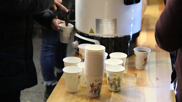 Warmer Glühwein wurde in Bechern verteilt. Foto: Christian Zimmer