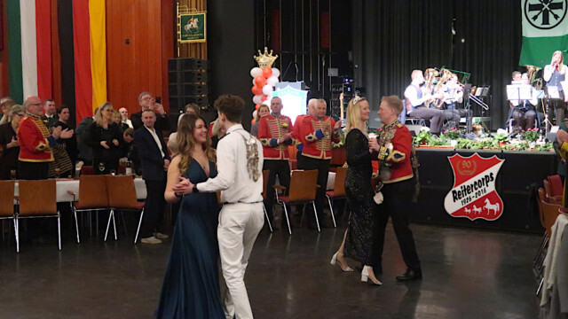 Eröffnugstanz mit dem Königspaar. Foto: Christian Zimmer