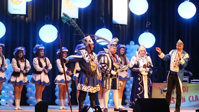 Das Dreigestirn der Närrischen Schmetterlinge mit Präsident Kurt Venn (rechts). Foto: Christian Zimmer