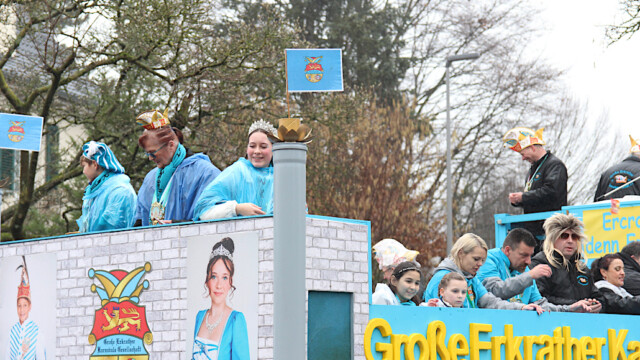 Prinz Lema II. und Prinzessin Raya I. (links, zusammen mit Marion Güde) mit Gefolgschaft. Foto: Christian Zimmer