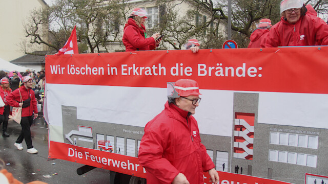 SPD im Feuerwehr-Outfit. Foto: Christian Zimmer