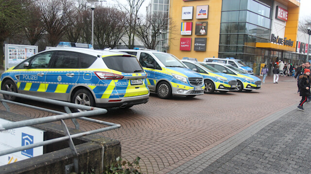 Polizeipräsenz vor dem Bavier-Center. Foto: Christian Zimmer