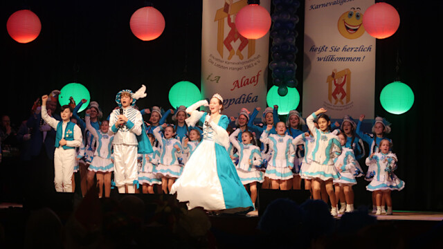 Das Erkrather Kinderprinzenpaar Lema II. und Raya I. singen ihr Lied. Foto: Christian Zimmer