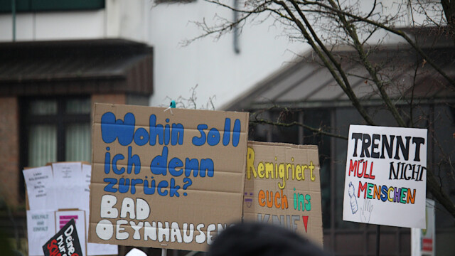 Schilder gegen Rechts. Foto: Christian Zimmer