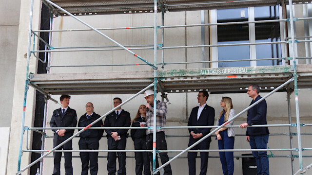 Der Polier verliest den Richtspruch. Foto: Christian Zimmer