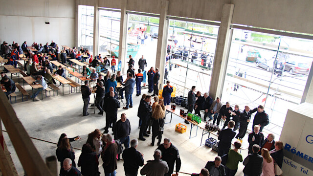 Anschließender Richtschmaus in der zukünftigen Fahrzeughalle des Rettungsdienstes. Foto: Christian Zimmer