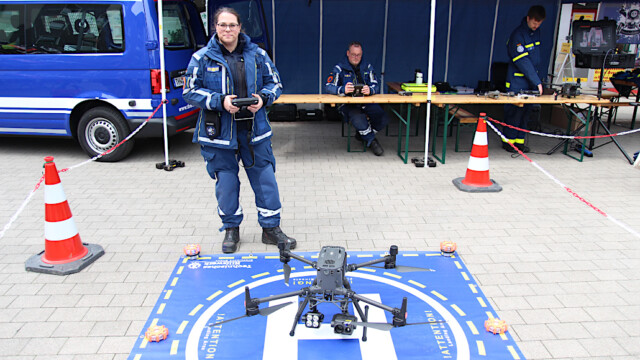 Bianca Lobe mit der großen Einsatzdrohne, an dem Infrafot-Kamera und Scheinwerfer montiert sind. Foto: Christian Zimmer