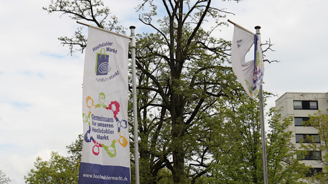 Fahne der Werbegemeinschaft Hochdahler Markt. Foto: Christian Zimmer