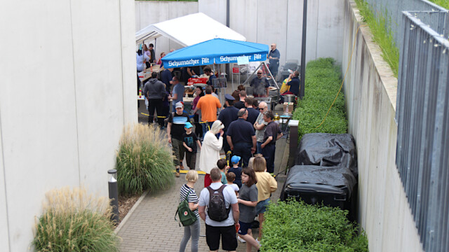 Warteschlange am Grillstand. Foto: Christian Zimmer