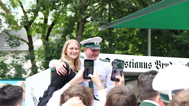 Das Prinzenpaar Fabienne Steinacker und Jannik Kauffeld werden von den Jungschützen gefeiert. Foto: Christian Zimmer