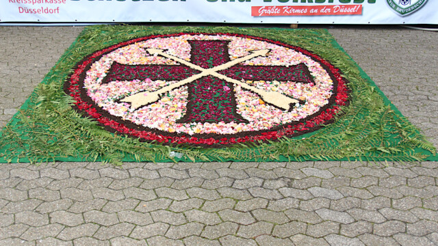 Blumenteppich vor dem Festzelt. Foto: Christian Zimmer