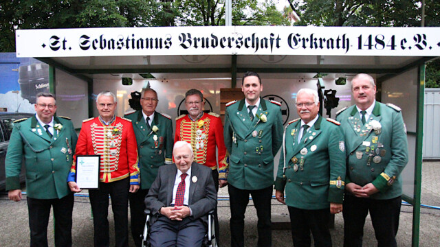 Vlnr.: 1. Vorsitzender Markus Hucklenbroich, Ludwig Hucklenbroich, Klaus Hanten, Johannes Herder, 2. Vorsitzender Wolfgang Heß, Mathias Keens, Bernd Heuwind und Oberst Michael Wodicka. Foto: Christian Zimmer