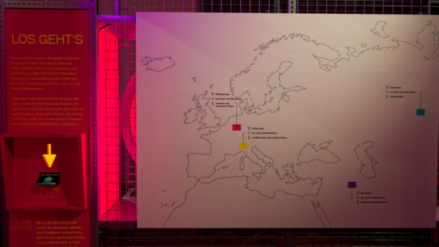Der Kartenautomat am Eingang. Anhand der gezogenen Farbe kann man auf der Landkarte sehen, wo die Neanderthalerin lebte, die einen auf der Audiospur durch die Ausstellung begleitet. Foto: Lutz Wulfestieg