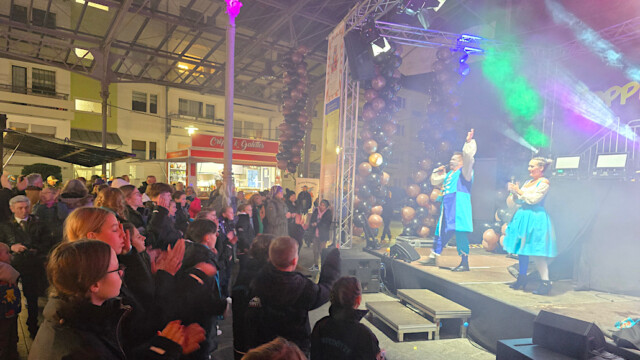 Publikum lauscht den Hoppeditzen. Foto: Christian Zimmer