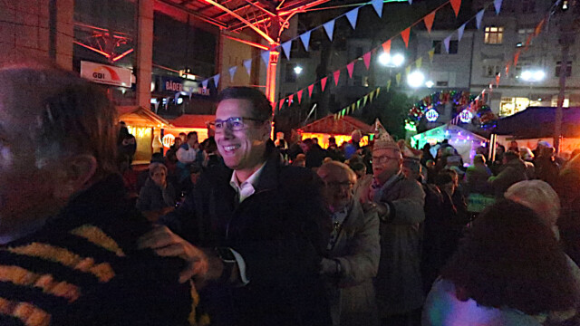 Auch Bürgermeister Schultz war in der Polonaise dabei. Foto: Christian Zimmer