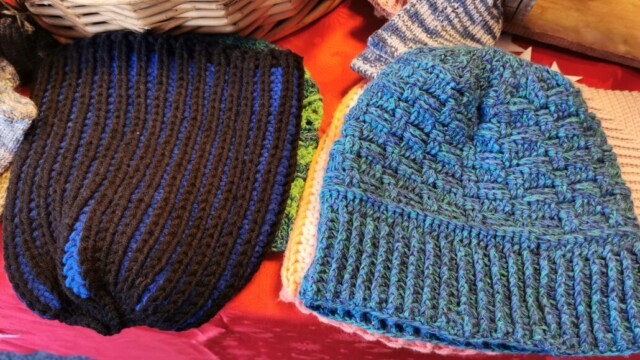 Gestrickte und gehäkelte Mützen. Foto: RG Weihnachtsbazar im AWO Treff Hochdahl