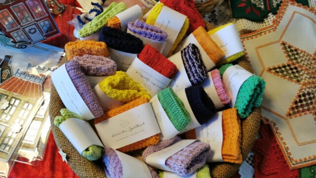 Schwedische Spültücher. Eine Idee, die Silke Dietz aus einem Urlaub in die Kreativgruppe trug. Foto: RG Weihnachtsbazar im AWO Treff Hochdahl