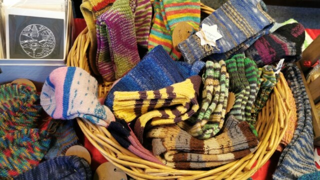 Handgestrickte Socken. Einige Größen waren nach zwei Stunden schon ausverkauft. Foto: RG Weihnachtsbazar im AWO Treff Hochdahl