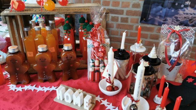 Nimm 2 Likör in unterschiedlichen Größen und individuell gestaltete Kerzen. Foto: RG Weihnachtsbazar im AWO Treff Hochdahl