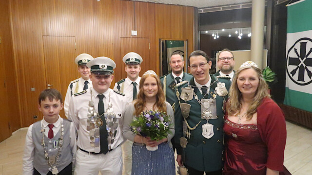 Schülerprinz Daniel Wefers, Prinzenpaar Jannik Kauffeld und Fabienne Steinacker sowie das Königspaar Thomas und Sabine Lier (vorne, vlnr.) begrüßten mit ihrem Gefolge die Gäste. Foto: Christian Zimmer