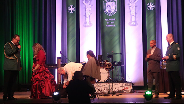 Vorbereitungen des Kompanie-Friseurs. Foto: Christian Zimmer