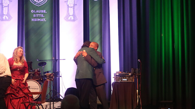 Pater George Njonge umarmt Thomas Lier aus Dank für die Spende. Foto: Christian Zimmer