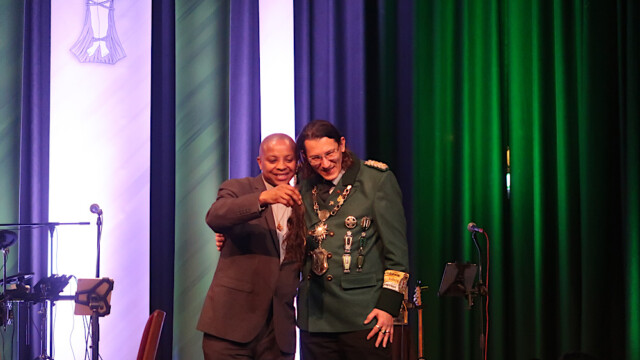 Pater George Njonge (links) und Thomas Lier posieren mit den abgeschnittenen Haaren. Foto: Christian Zimmer