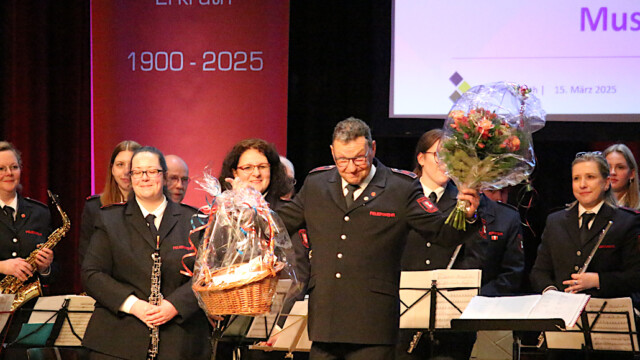 Präsentkorb und Blumen für den Musikzug. Foto: Christian Zimmer