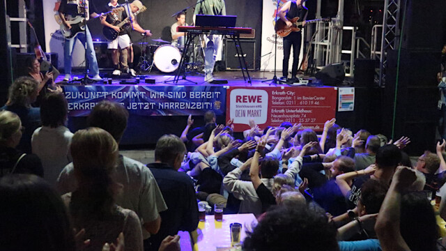 Das Publikum rudert bei "Aloha Hej". Foto: Christian Zimmer