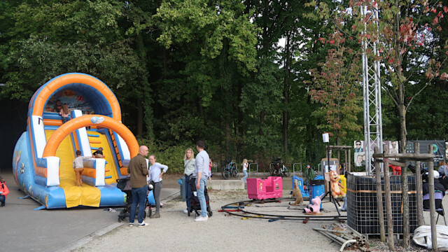 Weitere Hüpfburg und Kindereisenbahn. Foto: Christian Zimmer