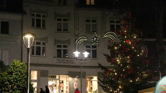 Weihnachtsbeleuchtung und geschmückter Baum. Foto: Christian Zimmer