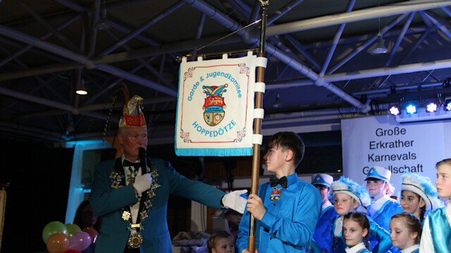 Die neue Standarte von Tanzgarde und Jugendkomitee. Foto: Christian Zimmer