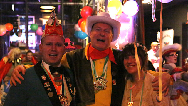 Gäste in Feierstimmung. Foto: Christian Zimmer