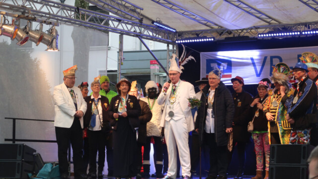 Die Letzten Hänger mit dem Erkrather Prinzenpaar. Foto: Christian Zimmer