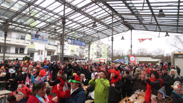 Trotz Regen war die Närrische Markthalle gefüllt. Foto: Christian Zimmer