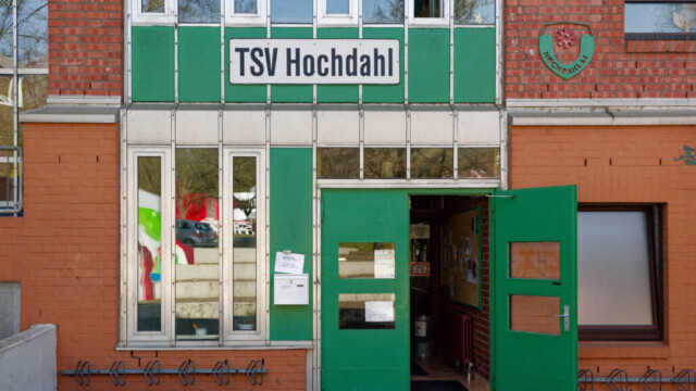 KFZ-Werkstatt (Bauwelt 1980) - Holzwerkstatt (Stahl und Form 1982) - Eingang zum TSV Jugendzentrum (seit 1988). Foto: Lutz Wulfestieg