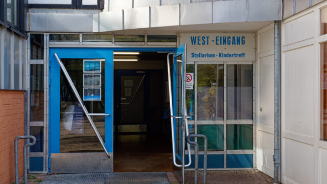 West-Eingang. Eingang Planetarium / Stellarium und Kindertreff. Foto: Lutz Wulfestieg