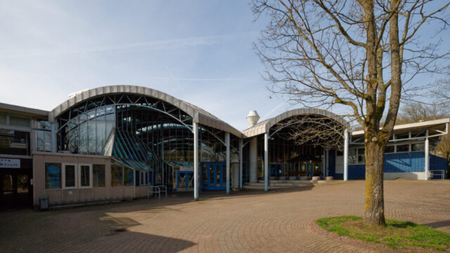 Fast spielerisch planten die Architekten Pohl, Drees und Ringleben einst das Bürgerhaus mit Höhenunterschieden, die sich an den Hang zu schmiegen scheinen. Foto: Lutz Wulfestieg