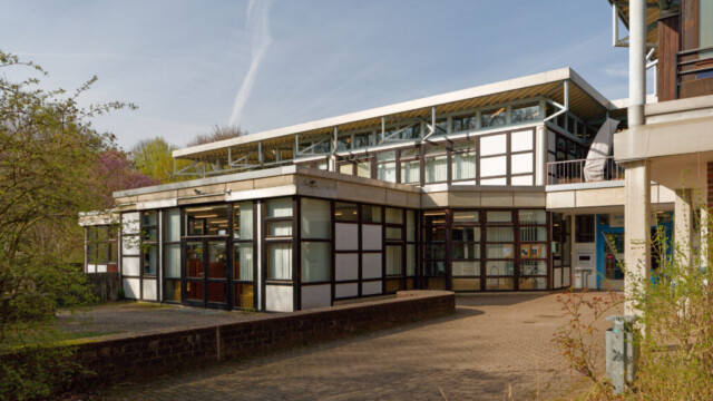 Stadtbücherei mit Vorplatz. Foto: Lutz Wulfestieg