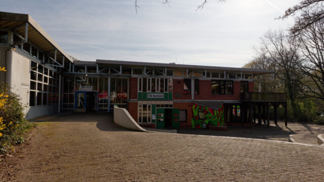 Nord-Eingang mit Zugang zu den Versammlungsräumen, daneben der tiefer gelegene Eingang zum TSV Jugendzentrum. Foto: Lutz Wulfestieg