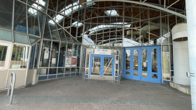 Ost-Eingang (Haupteingang), rechts daneben Autozufahrt in die Halle. Foto: Ria Garcia