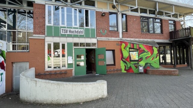 Zwischen dem Nord-Eingang und dem Eingang zum TSV Jugendzentrum befindet sich ein Zugang zum Keller. Foto: Ria Garcia