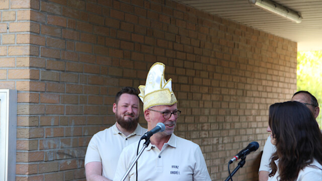 Der designierte Prinz André I. bekam zur Überraschung eine Prinzenmütze einer Biermarke. Foto: Christian Zimmer