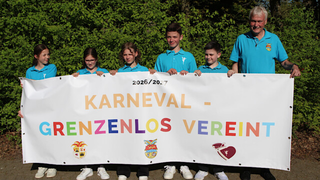 Das designierte Prinzenpaar Mayla I. (Zarnekow, 3.v.l.) und Fabian I. (Rockel, 4.v.l.). Foto: Christian Zimmer