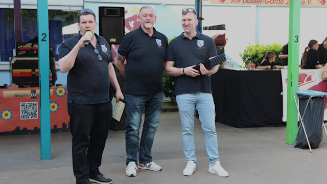 Übergabe der Ehrungen durch Baas Michael Scharnagl, Ehrenbaas Frank Schellhase und dem 1. Vorsitzenden Alexander Heil (vlnr.). Foto: Christian Zimmer