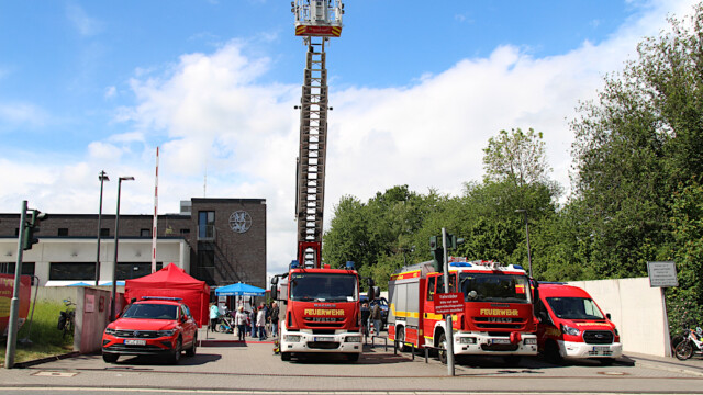 Feuerwehr-Fahrzeuge vor dem Gerätehaus. Foto: Christian Zimmer