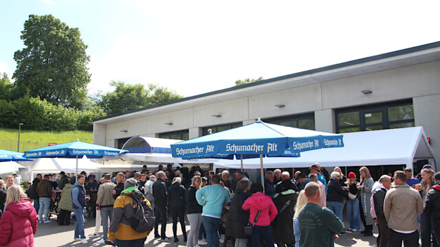 Besucher beim Tag der offenen Tür 2026 vor dem Gerätehaus. Foto: Christian Zimmer