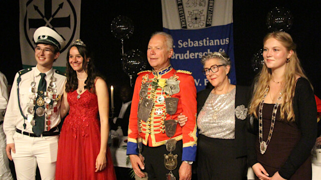 Das Prinzen- und Königspaar mit der Königin der Vereine Johanna Classe. Foto: Christian Zimmer