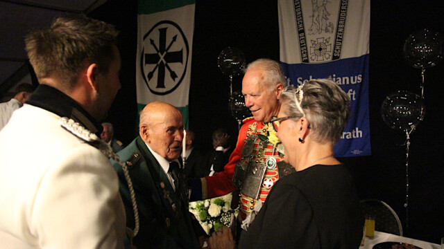 Horst Reuner gratuliert dem Königspaar. Foto: Christian Zimmer